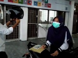 Buah Perjuangan Mahasiswi Yatim-Piatu di USU: Lulus-Dapat Motor dari Rektor