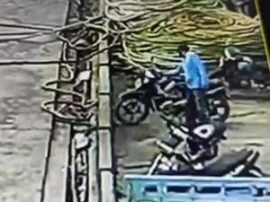 Aksi Maling Motor di Tempat Pelelangan Ikan Rembang Terekam CCTV