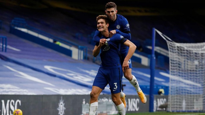 LONDON, ENGLAND - JANUARY 31: Marcos Alonso of Chelsea celebrates with team mate Christian Pulisic after scoring their sides second goal during the Premier League match between Chelsea and Burnley at Stamford Bridge on January 31, 2021 in London, England. Sporting stadiums around the UK remain under strict restrictions due to the Coronavirus Pandemic as Government social distancing laws prohibit fans inside venues resulting in games being played behind closed doors. (Photo by Andrew Couldridge - Pool/Getty Images)