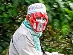 Aduh, Pak Haji Gak Pake Helm Malah Pakai Topeng Iron Man