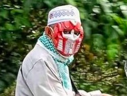 Aduh, Pak Haji Gak Pake Helm Malah Pakai Topeng Iron Man