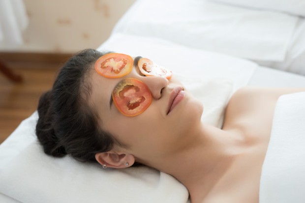 Masker tomat mengandung vitamin A, B dan C/freepik.com