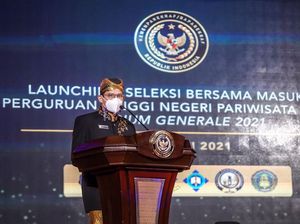 Sandiaga Jadi Dosen Sehari, Beri Kuliah untuk Mahasiswa Pariwisata Sandiaga Jadi Dosen Sehari, Beri Kuliah untuk Mahasiswa Pariwisata