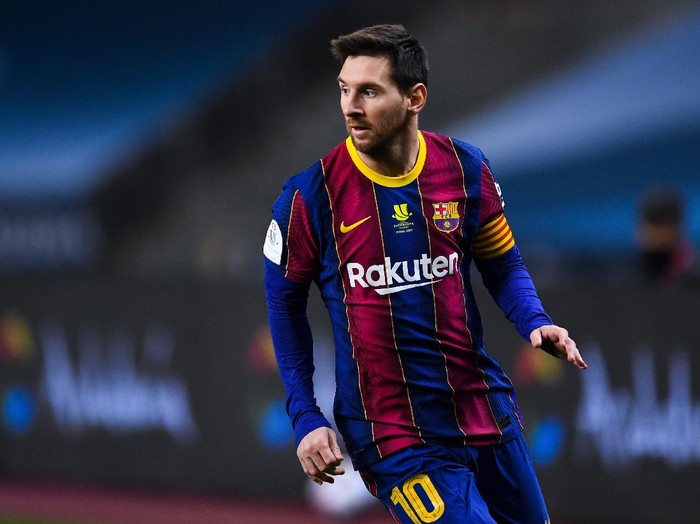 SEVILLE, SPAIN - JANUARY 17: Lionel Messi of FC Barcelona looks on during the Supercopa de Espana Final match between FC Barcelona and Athletic Club at Estadio de La Cartuja on January 17, 2021 in Seville, Spain. Sporting stadiums around Spain remain under strict restrictions due to the Coronavirus Pandemic as Government social distancing laws prohibit fans inside venues resulting in games being played behind closed doors. (Photo by David Ramos/Getty Images)