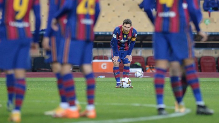 Barcelonas Argentinian forward Lionel Messi prepares to shoot during the Spanish Super Cup final football match between FC Barcelona and Athletic Club Bilbao at La Cartuja stadium in Seville on January 17, 2021. (Photo by CRISTINA QUICLER / AFP)