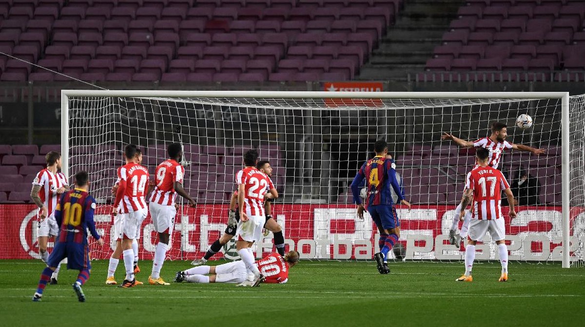 Lionel Messi tak pernah berlatih tendangan bebas menurut penuturan Nelson Semedo (Foto: Getty Images/Alex Caparros)