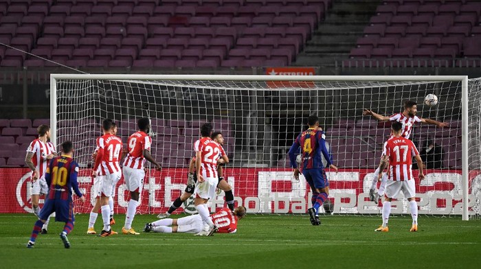 BARCELONA, SPAIN - JANUARY 31: Lionel Messi of Barcelona scores their sides first goal from a free kick during the La Liga Santander match between FC Barcelona and Athletic Club at Camp Nou on January 31, 2021 in Barcelona, Spain. Sporting stadiums around Spain remain under strict restrictions due to the Coronavirus Pandemic as Government social distancing laws prohibit fans inside venues resulting in games being played behind closed doors. (Photo by Alex Caparros/Getty Images)