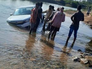 Ya Ampun! Ikuti Google Maps, Pengemudi Ini Nyebur ke Kolam