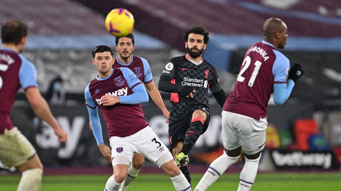LONDON, ENGLAND - JANUARY 31: Mohamed Salah of Liverpool scores their sides first goal during the Premier League match between West Ham United and Liverpool at London Stadium on January 31, 2021 in London, England. Sporting stadiums around the UK remain under strict restrictions due to the Coronavirus Pandemic as Government social distancing laws prohibit fans inside venues resulting in games being played behind closed doors. (Photo by Justin Setterfield/Getty Images)