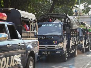 Antrean Panjang di Toko Sembako Usai Militer Myanmar Ambil Alih Kekuasaan Antrean Panjang di Toko Sembako Usai Militer Myanmar Ambil Alih Kekuasaan