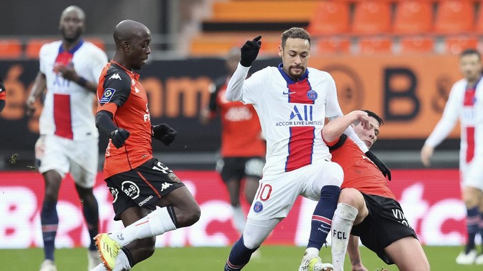 PSGs Neymar, center, challenges for the ball with Lorients Yoane Wissa, left, and Laurent Abergel, right, during the French League One soccer match between FC Lorient and Paris Saint-Germain at the Moustoir stadium in Lorient, western France, Sunday, Jan. 31, 2021. (AP Photo/David Vincent)