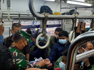 Sidak ke HI, Pangdam Jaya Bagi-bagi Masker ke Warga di Stasiun MRT-KRL