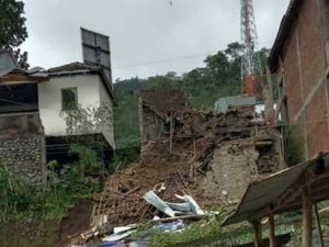 Heboh Video Detik-detik Warung di Kudus Roboh Gegara Longsor