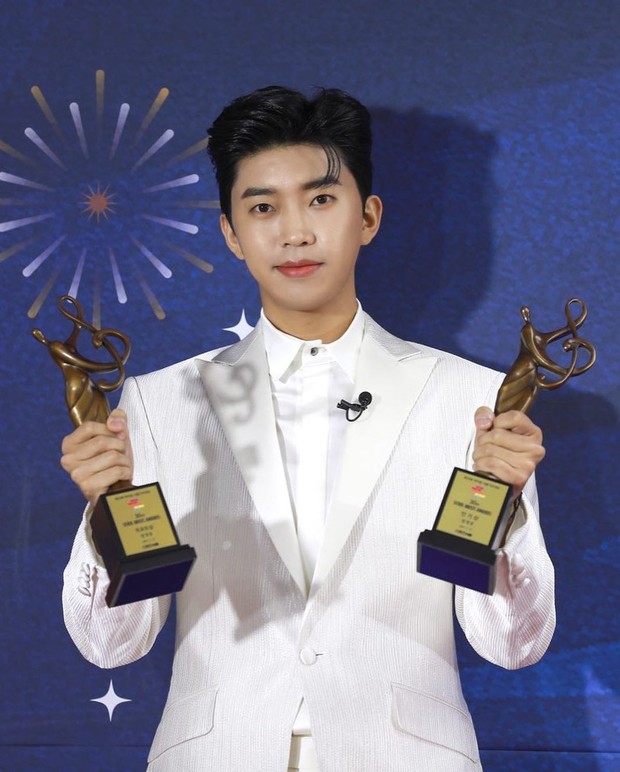 Penyanyi Lim Young Woong meraih dua penghargaan dalam 30th Seoul Music Awards yaitu kategori Penyanyi Trot dan Popularity Award (Korea).