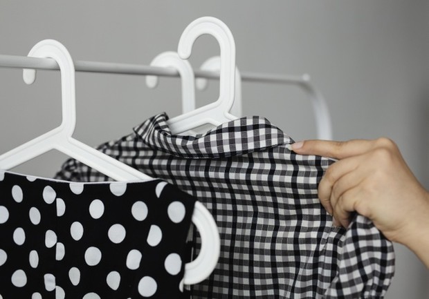 Penyebab Jerawat Punggung/sumber: freepik.com/ Memakai baju yang cenderung memicu penyumbatan keringat.