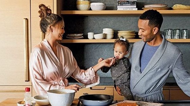 Coba tambahkan beberapa item dekorasi dari rumah.