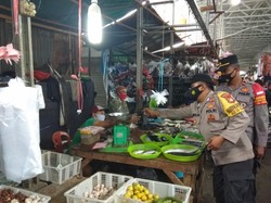 Polres Pelabuhan Tanjung Priok Bagikan 10 Ribu Masker di Pasar-Pelabuhan