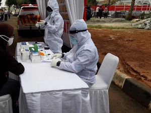 Tekan Penyebaran COVID, Polisi Tes Rapid 100 Warga di Kawasan Bandara Soetta