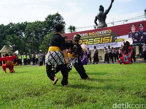 Atraksi Pencak Silat Tandai Transformasi Polres Mojokerto Menuju Polri Presisi Atraksi Pencak Silat Tandai Transformasi Polres Mojokerto Menuju Polri Presisi