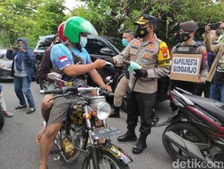 Polisi Bagikan 100 Ribu Masker Selama PPKM Jilid 2 di Sidoarjo
