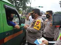 Polres Tangsel Bagi-bagi Masker ke Pengendara Sambil Ingatkan 3M