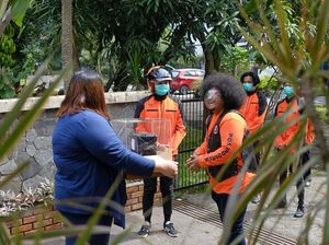 Kocak! Babe Cabita Nyamar Jadi Pak Pos Berujung Dijambak Pelanggan