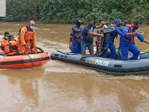 Pria di Gresik yang Tercebur Sungai dengan Motornya Ditemukan Tewas Pria di Gresik yang Tercebur Sungai dengan Motornya Ditemukan Tewas