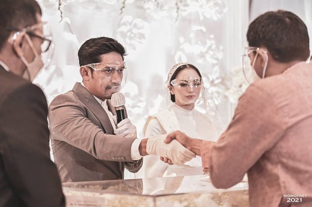Prosesi akad nikah Ririn Ekawati dan Ibnu Jamil pada 30 Januari 2021/Sumber/Instagram/riomotret. Prosesi akad nikah Ririn Ekawati dan Ibnu Jamil pada 30 Januari 2021.