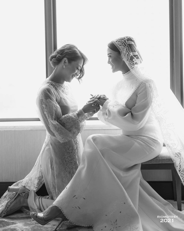 Ririn Ekawati bersama adiknya Rini Yulianti di balik proses pernikahannya/Sumber/Instagram/riomotret. Ririn Ekawati bersama adiknya Rini Yulianti di balik proses pernikahannya.