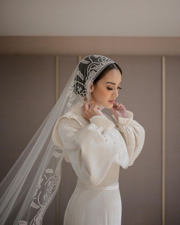 Ririn Ekawati memakai gaun rancangan Hian Tjen untuk pernikahannya/Sumber/Instagram/ririnekawati. Ririn Ekawati memakai gaun rancangan Hian Tjen untuk pernikahannya.