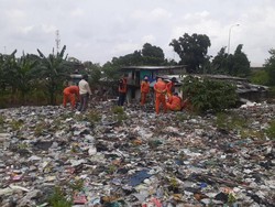 Tanpa Alat Berat, Petugas Bersihkan Sampah Selapangan Bola Dekat JORR Bekasi