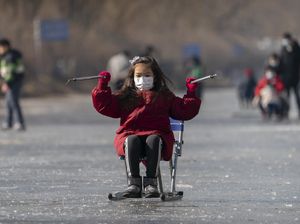 Serunya Seluncur Naik Kursi di China