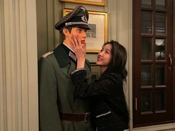 Sowon GFRIEND Dikecam, Unggah Foto Mesra dengan Patung Berseragam Nazi