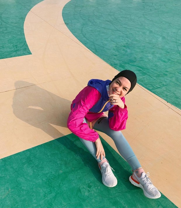 Tantri Namirah selalu mengenakan sepatu lari ketika berolahraga. Sumber: Instagram: @tantrinamirah Tantri Namirah