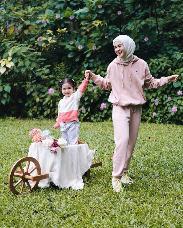 Tantri Namirah terkadang juga mengenakan busana bernuansa monotone. Sumber: Instagram: @tantrinamirah Tantri Namirah