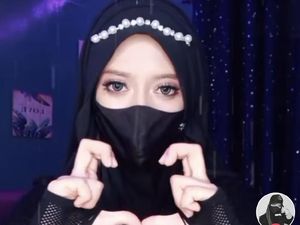 Wanita Berhijab Ini Viral di TikTok Bukan karena Joget Tapi Goyang Jari Wanita Berhijab Ini Viral di TikTok Bukan karena Joget Tapi Goyang Jari