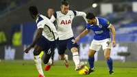 Tottenham Hotspur bermain tanpa diperkuat sang striker, Harry Kane yang cedera. Sebagai gantinya, Gareth Bale mendapat kesempatan bermain dari menit pertama. Andrew Boyers//Pool via AP.
