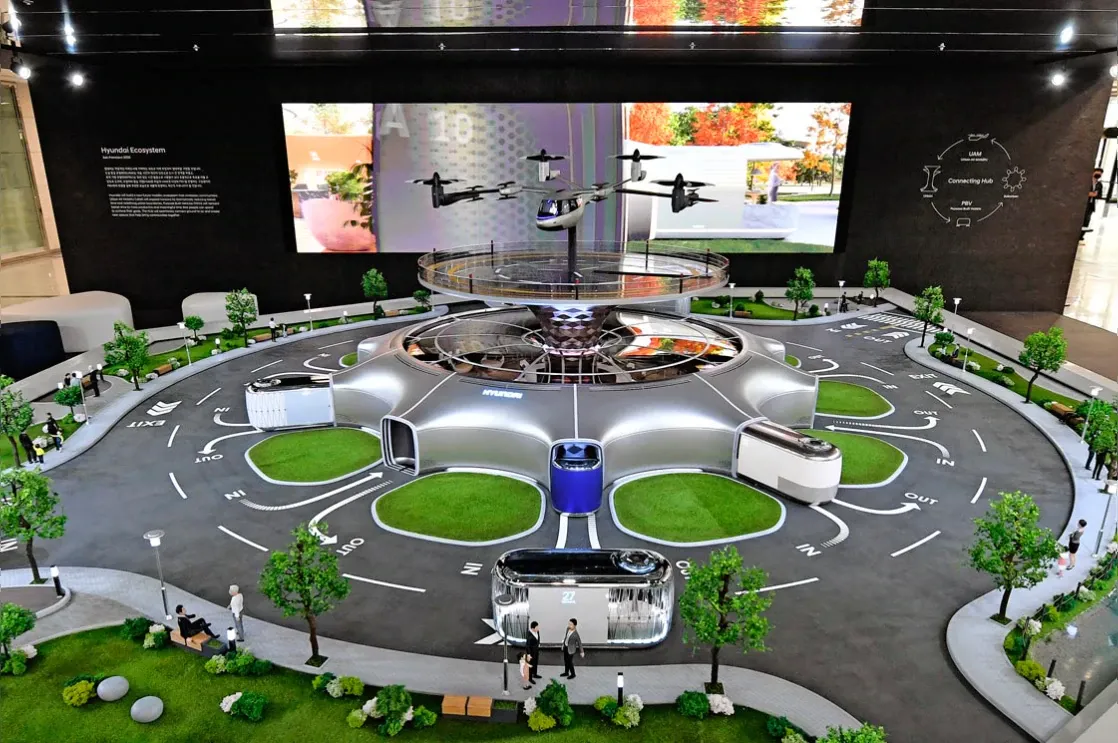 Hyundai Motor employees view a miniature model of smart mobility solutions, including UAM, PBV and Hub, for a dynamic human-centered future city concept, displayed in the first-floor lobby of its headquarters. (Dok. Hyundai Motor)