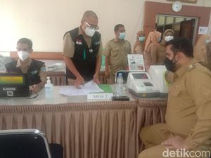 Wali Kota Probolinggo Gagal Disuntik Vaksin COVID-19 Gegara Tensi Tinggi