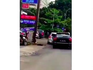 Viral SUV Porsche Seruduk LCGC di Pinggir Jalan