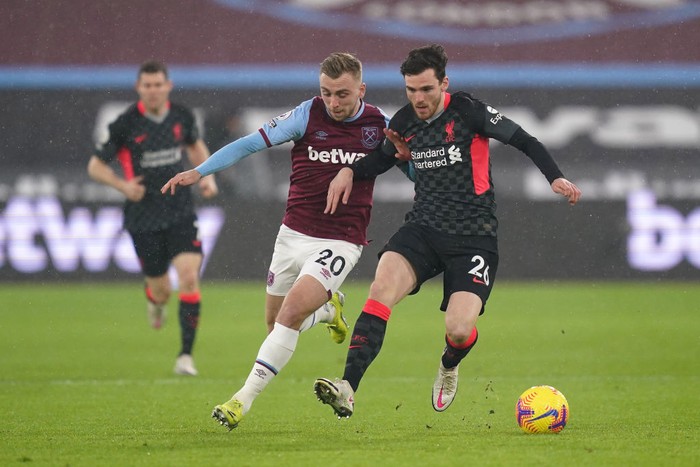 LONDON, ENGLAND - JANUARY 31: Andy Robertson of Liverpool battles for possession with  during the Premier League match between West Ham United and Liverpool at London Stadium on January 31, 2021 in London, England. Sporting stadiums around the UK remain under strict restrictions due to the Coronavirus Pandemic as Government social distancing laws prohibit fans inside venues resulting in games being played behind closed doors. (Photo by John Walton - Pool//Getty Images)