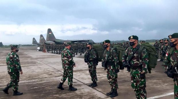 450 personel Yonif Para Raider 501/Bajra Yudha (Yonif Para Raider 501/BY) diterbangkan ke Intan Jaya dalam rangka Operasi Pamtas RI-PNG Mobile. Mereka menggantikan Yonif Raider 400/BR yang berakhir masa tugasnya (dok Puspen TNI)