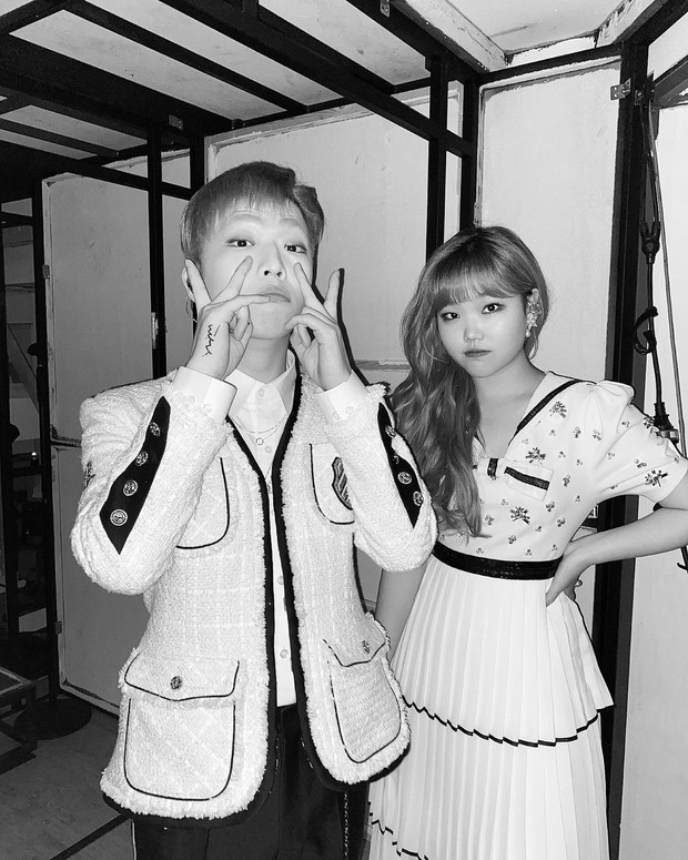 Chanhyuk membagikan fotonya bersama sang adik, Lee Suhyun, saat berada di backstage