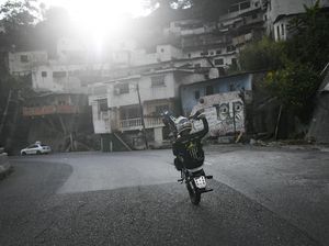 Jatuh saat Freestyle di Jalan, Pemotor Tewas Terlindas Truk Jatuh saat Freestyle di Jalan, Pemotor Tewas Terlindas Truk