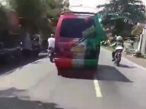 Viral Video Angkot Ugal-ugalan Sengaja Senggol Polisi hingga Terjatuh