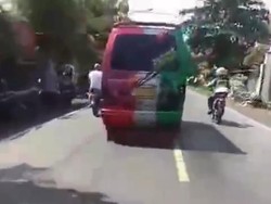 Viral Video Angkot Ugal-ugalan Sengaja Senggol Polisi hingga Terjatuh