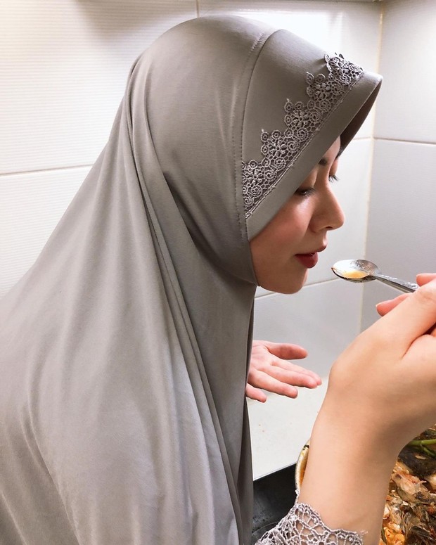 Ayana mengenakan jilbab model bergo yang biasa dikenakan ibu-ibu. (instagram.com/xolovelyayana) Ayana mengenakan jilbab model bergo yang biasa dikenakan ibu-ibu.