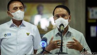 Menteri Pemuda dan Olahraga (Menpora) Zainudin Amali memberikan keterangan dihadapan awak media saat bertemu dengan Ketua Umum (Ketum) PSSI Mochamad Iriawan (Iwan Bule), Jakarta, Selasa (2/2/2021).