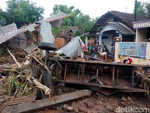 Detik-detik Banjir Bandang Sapu Satu Desa di Jombang