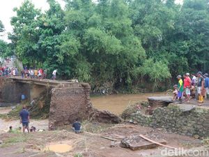 Banjir Bandang Terjang Satu Desa di Jombang Juga Hanyutkan 2 Jembatan Banjir Bandang Terjang Satu Desa di Jombang Juga Hanyutkan 2 Jembatan